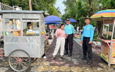 Penuh Keakraban Personil Satuan Samapta Polresta Surakarta Lakukan Patroli di CFD  Slamet Riyadi