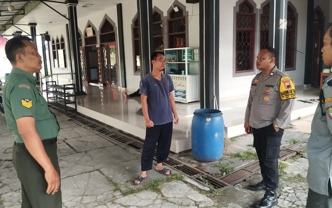 Bhabinkamtibmas Purwodiningratan dan Babinsa Sambangi Warga, Bahas Persiapan Idul Adha