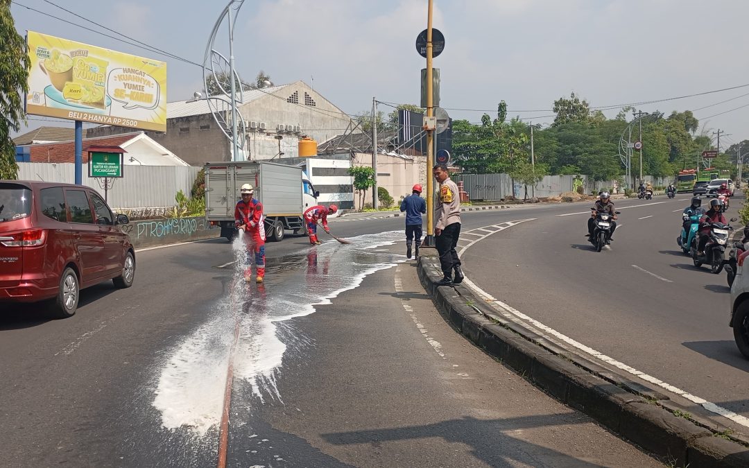 Bhabinkamtibmas Pucangsawit Temukan Tumpahan Solar, Koordinasi Cepat dengan Damkar untuk Cegah Kecelakaan