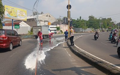 Bhabinkamtibmas Pucangsawit Temukan Tumpahan Solar, Koordinasi Cepat dengan Damkar untuk Cegah Kecelakaan