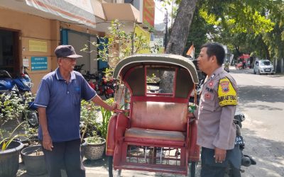 Bhabinkamtibmas Ketelan Laksanakan Patroli Dialogis, Sampaikan Pesan Kamtibmas kepada Tukang Becak
