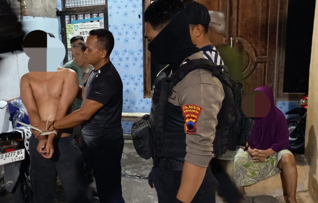 Tim Sparta Polresta Surakarta bersama Bhabinkamtibmas dan Babinsa Amankan Warga yang Mengamuk, Diketahui Alami Depresi