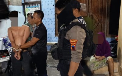 Tim Sparta Polresta Surakarta bersama Bhabinkamtibmas dan Babinsa Amankan Warga yang Mengamuk, Diketahui Alami Depresi