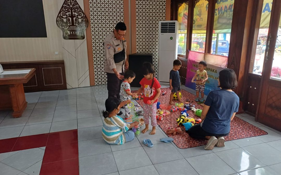 Bhabinkamtibmas Setabelan Sambangi Posyandu Sahabat Masyarakat di Pendopo Kelurahan Setabelan