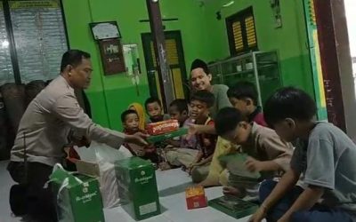 Berbagi Kasih, Bhabinkamtibmas Pajang Berikan Bantuan Makanan dan Sarung di Panti Asuhan Yayasan Nur Maghfiroh