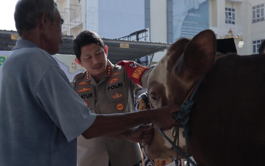 Polresta Surakarta Bagikan Daging Kurban Ke Panti Asuhan dan Ponpes