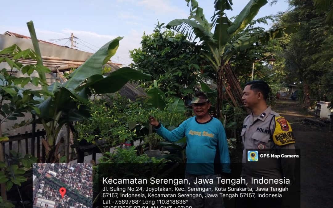 Bhabinkamtibmas Joyotakan Dukung Ketahanan Pangan Lewat Pendampingan Petani di Tanggul Sungai Premulung