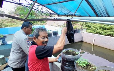 Sambangi Warga, Bhabinkamtibmas Kerten Ajak Budidayakan Lele