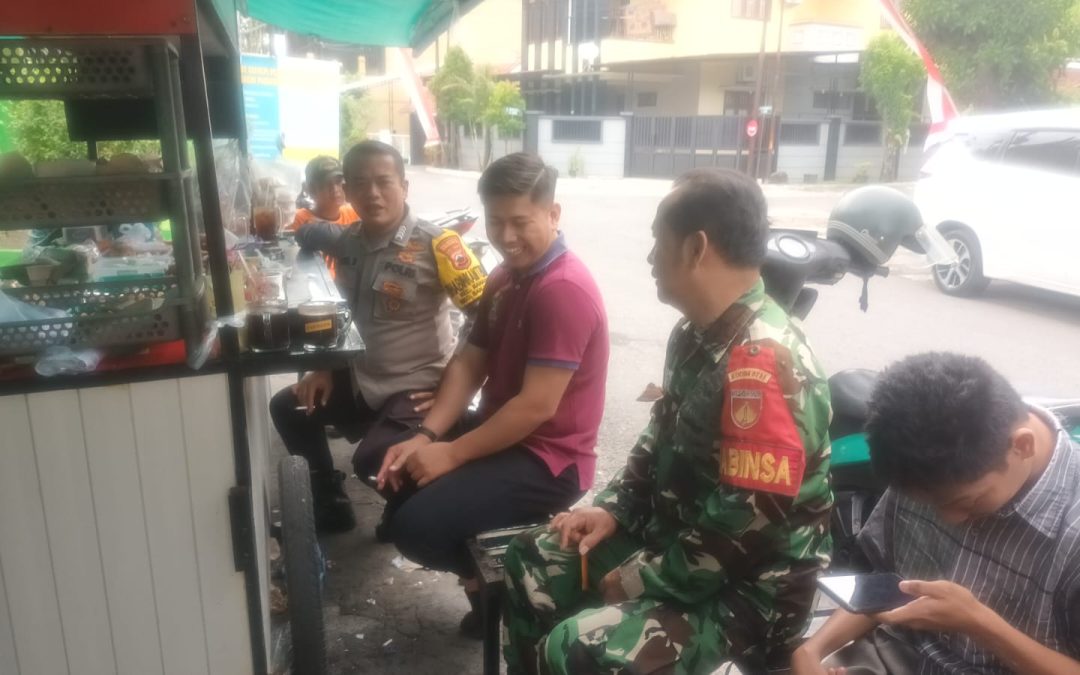 Bhabinkamtibmas Manahan Sampaikan Binluh Harkamtibmas kepada Warga