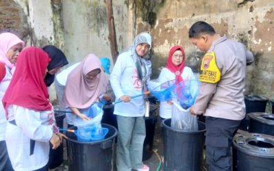 Bhabinkamtibmas Kampung Baru Laksanakan Sambang dan Tebar Bibit Lele Dukung Ketahanan Pangan