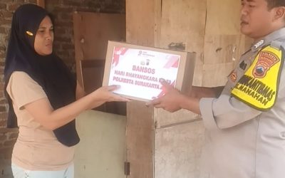 Bhabinkamtibmas Kelurahan Manahan Laksanakan DDS dan Berikan Bantuan Sosial dalam Rangka HUT Bhayangkara ke-79