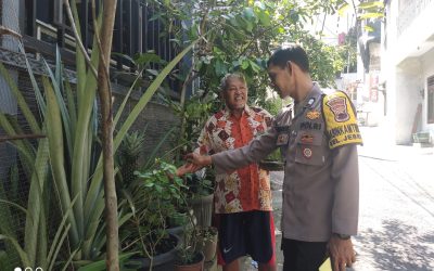 Bhabinkamtibmas Jebres Sambang Warga Kentingan Kulon, Dorong Pemanfaatan Pekarangan dengan Hidroponik dan Bibit Tanaman
