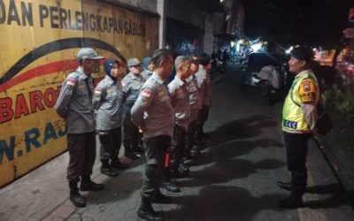 Bhabinkamtibmas Kedung Lumbu Berikan Pengarahan kepada Linmas Jelang Pengamanan Malam Satu Suro