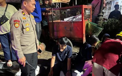 Kasat Samapta Polresta Surakarta Bersama Anggota Sigap Bantu Korban Kecelakaan di Depan CIMB Niaga
