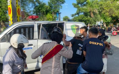 Polwan Polresta Surakarta Bantu Warga Korban Kecelakaan Saat CFD di Jalan Slamet Riyadi