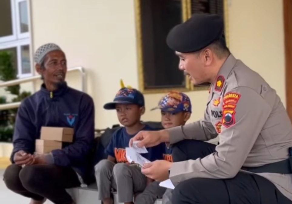 Kasat Samapta Polresta Surakarta Bantu Warga Jakarta yang Kehabisan Bekal Saat Perjalanan ke Kediri