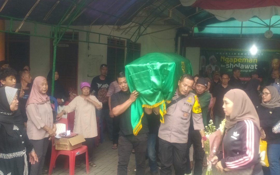 Bhabinkamtibmas Timuran Sambang dan Patroli dalam Kegiatan Lelayu Warga