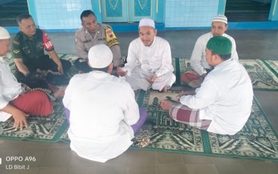 Bhabinkamtibmas Kepatihan Wetan dan Babinsa Koordinasi dengan Takmir Masjid Al Fatih Terkait Pelaksanaan Idul Adha