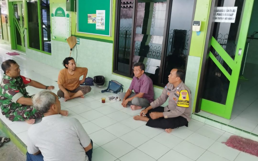 Jelang Idul Adha, Bhabinkamtibmas dan Babinsa Sudiroprajan Sambangi Masjid Nurul Huda