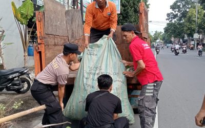 Bhabinkamtibmas Danukusuman Bersama Linmas dan Petugas Kebersihan Gelar Kegiatan Gotong Royong “Kebuli” di RW 04