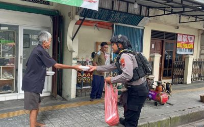 Jumat Berkah: Tim Sparta Sat Samapta Polresta Surakarta Berbagi 100 Paket Siap Saji