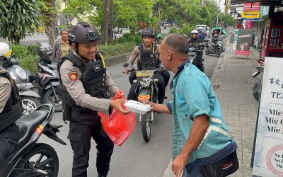Tim Sparta Sat Samapta Polresta Surakarta Lakukan “Jumat Berkah” dengan Berbagi 100 Paket Siap Saji