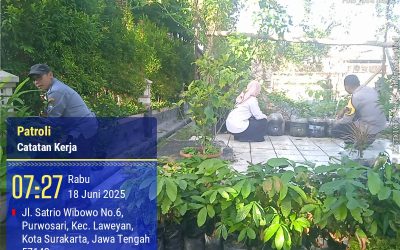 Dukung Ketahanan Pangan, Bhabinkamtibmas Purwosari Bersama Lurah Sambangi Tanaman Sayur di Lingkungan Kelurahan