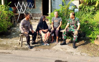 Bhabinkamtibmas Sewu dan Babinsa Sambangi Warga Sakit, Sampaikan Pesan Moral dan Semangat