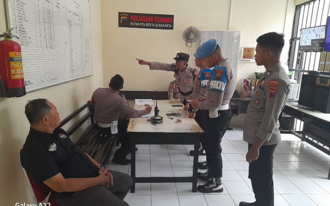 Seksi Propam Bersama Piket Pawas Polresta Surakarta Laksanakan Pemeriksaan di Rutan Polresta Surakarta