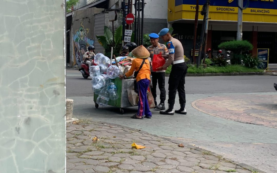Seksi Propam Polresta Surakarta Gelar Kegiatan Simpatik “Jumat Berkah”, Bagikan Sembako kepada Warga