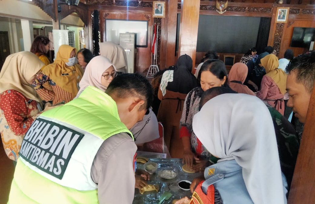 Bhabinkamtibmas Jebres Dukung Pemberdayaan Ekonomi Warga Lewat Pelatihan Wirausaha Pembuatan Roti