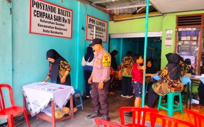 Bhabinkamtibmas Sumber Sambangi Kegiatan Posyandu ILP, Ajak Warga Jaga Kebersihan dan Hidup Sehat