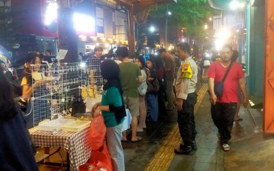 Bhabinkamtibmas Kemlayan Pantau Kegiatan Pasar Seni Solo is Solo, Imbau Pengunjung Jaga Keamanan dan Ketertiban
