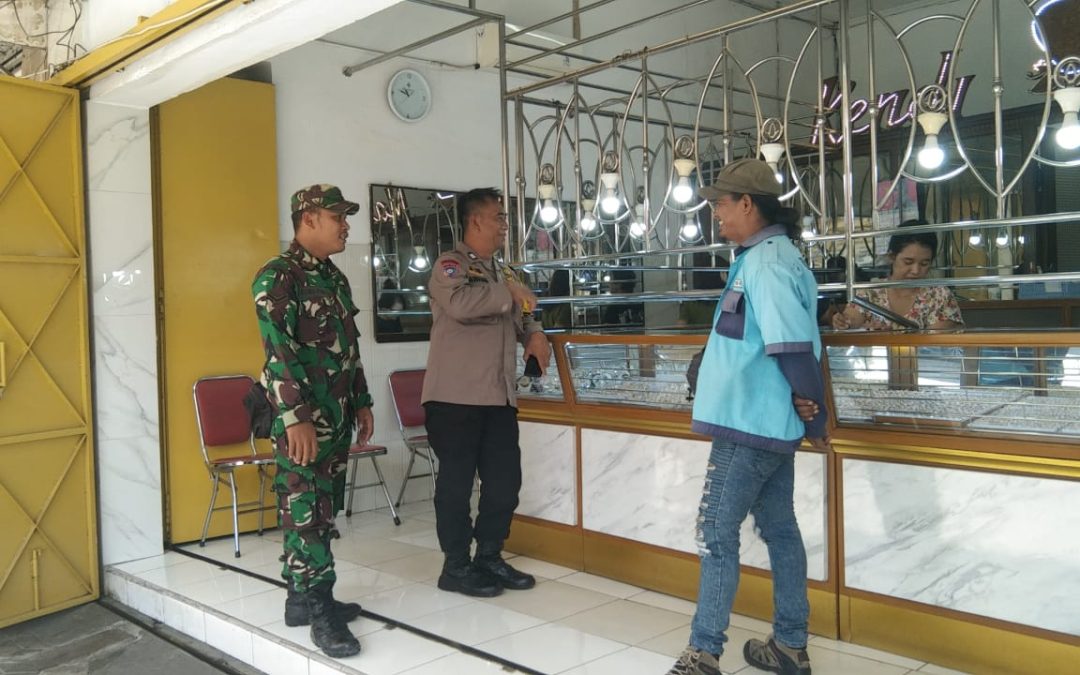 Tiga Pilar Kelurahan Gajahan Hadir di Tengah Masyarakat, Bhabinkamtibmas Laksanakan Sambang dan Patroli di Sepanjang Toko Emas Coyudan