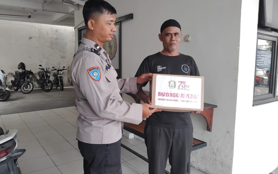 Bhabinkamtibmas Joyotakan Salurkan Baksos HUT Bhayangkara ke-79 kepada Cleaning Service Polsek Serengan