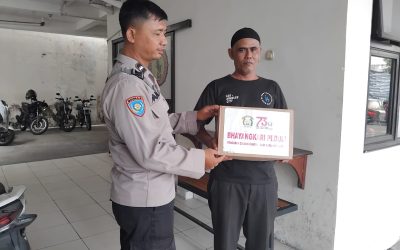 Bhabinkamtibmas Joyotakan Salurkan Baksos HUT Bhayangkara ke-79 kepada Cleaning Service Polsek Serengan