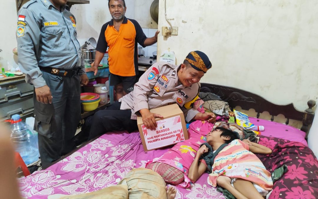 Peringati HUT Bhayangkara ke-79, Bhabinkamtibmas Serengan Distribusikan Bansos kepada Warga