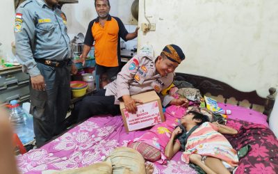 Peringati HUT Bhayangkara ke-79, Bhabinkamtibmas Serengan Distribusikan Bansos kepada Warga