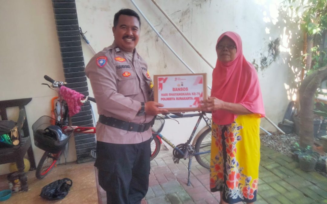 Bhabinkamtibmas Kepatihan Kulon Salurkan Bansos kepada Warga Lansia dalam Rangka HUT Bhayangkara ke-79