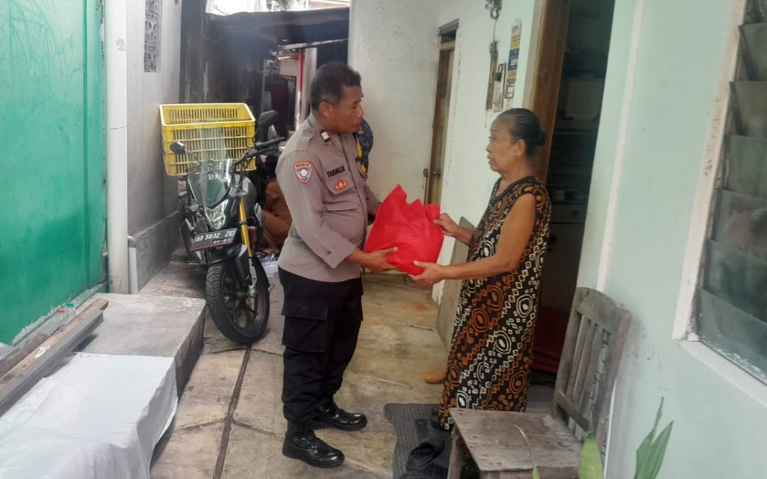 Bhabinkamtibmas Jagalan Laksanakan DDS dan Binluh, Serta Beri Bantuan Sosial kepada Warga Sakit