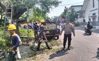 Bhabinkamtibmas Kestalan Kawal Pengamanan Pemangkasan Ranting Pohon Dekat Kabel Listrik Tegangan Tinggi