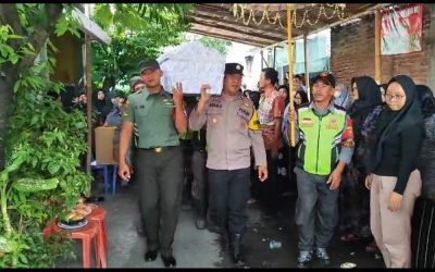 Bhabinkamtibmas Kelurahan Serengan Bersama Tiga Pilar Hadiri Lelayu Warga, Wujud Kepedulian dan Kehadiran Polri di Tengah Masyarakat