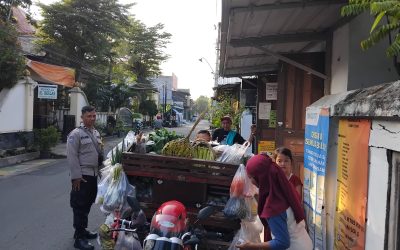 Bhabinkamtibmas Kelurahan Joyotakan Sambangi Warga, Sampaikan Pesan Kamtibmas dan Imbauan Keselamatan