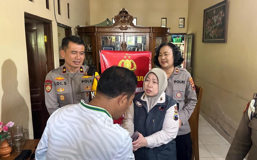 Konselor Polresta Surakarta “Melayani dengan Hati” Gelar Anjangsana ke PNS Sakit dalam Rangka HUT Bhayangkara ke-79
