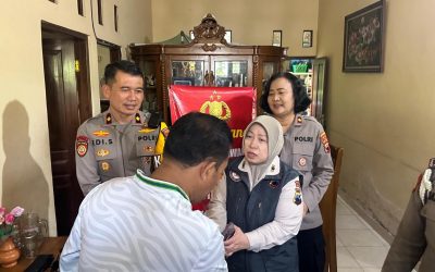 Konselor Polresta Surakarta “Melayani dengan Hati” Gelar Anjangsana ke PNS Sakit dalam Rangka HUT Bhayangkara ke-79