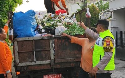 Bhabinkamtibmas Kelurahan Serengan Sambangi Petugas Kebersihan, Imbau Jaga Lingkungan Bersih Jelang Musim Hujan