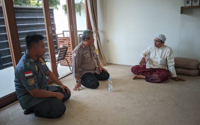 Bhabinkamtibmas Kelurahan Semanggi Laksanakan Sambang Patroli, Sampaikan Imbauan Kamtibmas di Kediaman Ustadz Helmi