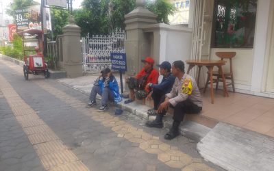 Bhabinkamtibmas Kelurahan Kemlayan Bersama Babinsa Laksanakan Sambang di City Work, Sampaikan Imbauan Kebersihan dan Ketertiban