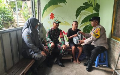 Bhabinkamtibmas Serengan Bersama Babinsa dan Linmas Sambang Warga dan Salurkan Bantuan Sembako