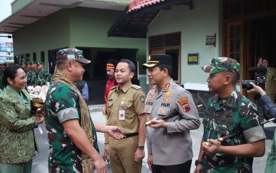 Kapolresta Surakarta Sambut Kedatangan Kasad Jenderal TNI Maruli Simanjuntak di Makorem 074/Warastratama